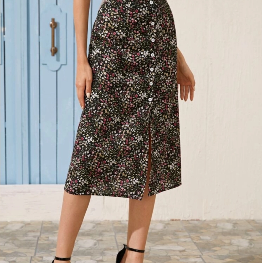 5for $25 ❤️Button Front Ditsy Floral Straight Skirt